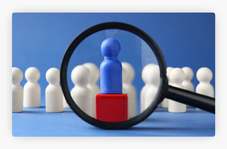 Unique red and blue figure standing out among white figures, symbolizing website differentiation.